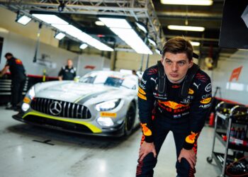 verstappen staat voor ijzige doop op de nurburgrin