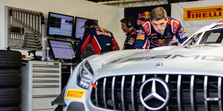 verstappen treft brundle in uitverkochte nurburgri