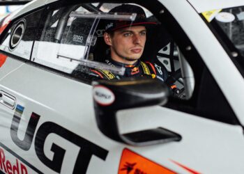 verstappen verbluft in gt500 test op weg naar nurb
