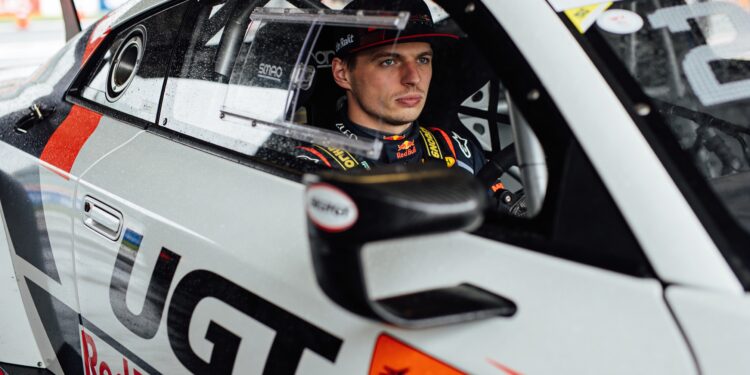 verstappen verbluft in gt500 test op weg naar nurb