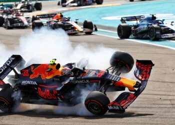 verstappen verklaart bizarre 360 spin in grand pri