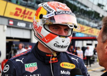 verstappen wuift suggestie van russell over team u