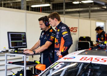 verstappen zorgt voor gekte nurburgring 24 uur uit