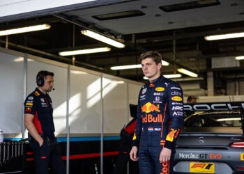 verstappens nurburgring droom eindigt in technisch
