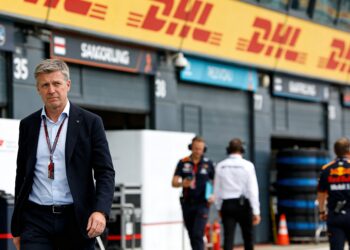 voormalig red bull teambaas horner weer beschikbaa