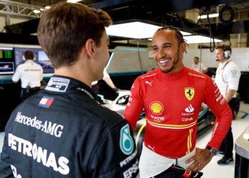warme reunie hamilton met mercedes in paddock van