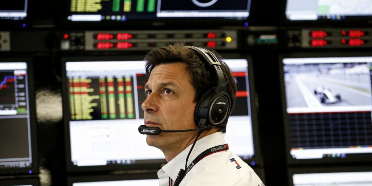 Wolff gebruikt Verstappen als voorbeeld na clash Russell en Antonelli 1 wolff gebruikt verstappen als voorbeeld na clash r