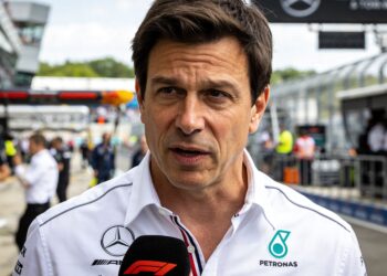 wolff haalt uit naar critici wie klaagt moet zich