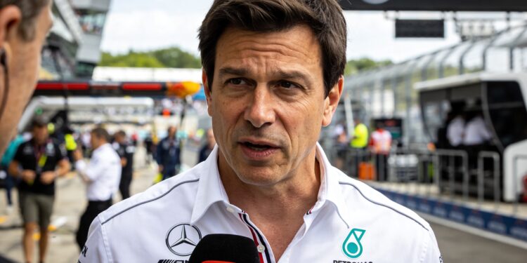 wolff haalt uit naar critici wie klaagt moet zich