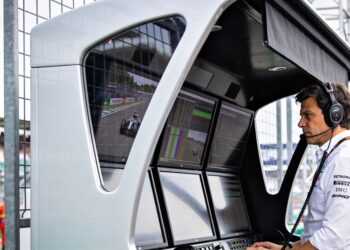 wolff hekelt mercedes starts onacceptabel voor een