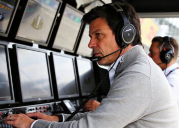 wolff legt uit mercedes uit fase met upgrades in m