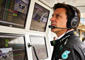 wolff wil leeuw nu titelstrijd bij mercedes intens