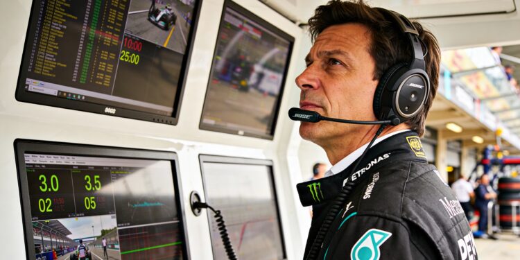 wolff wil leeuw nu titelstrijd bij mercedes intens