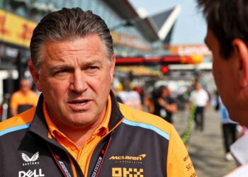 zak brown stelt f1 kalender met 28 circuits voor