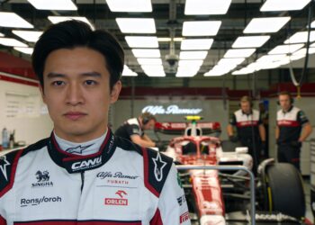 zhou guanyu stapt in cadillac voor pirelli test na