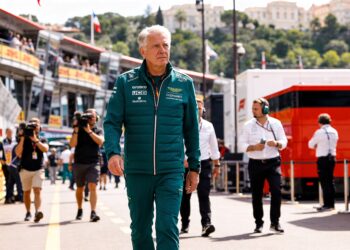 adrian newey keert terug in f1 paddock voor gp van