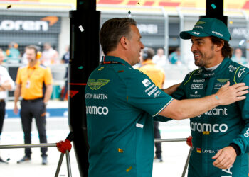 alonso eert mclaren tijdens viering van 1000e gran