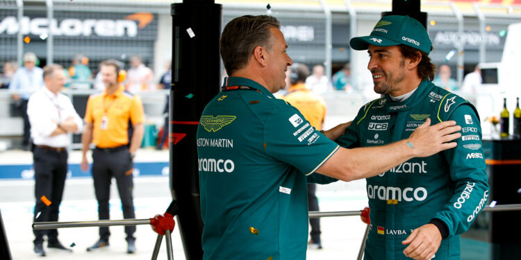 alonso eert mclaren tijdens viering van 1000e gran