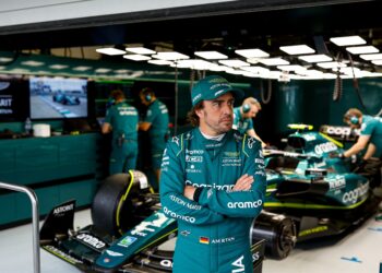 alonso legt druk op newey ons aston martin chassis