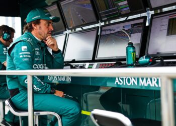 alonso luidt noodklok nul positieve punten na mona