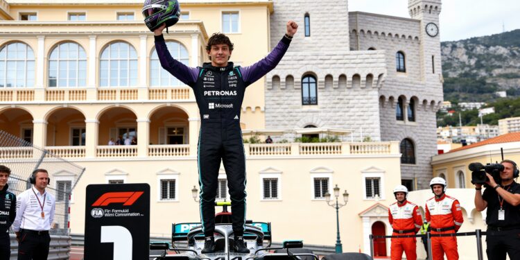 antonelli domineert in monaco en behaalt eerste f1