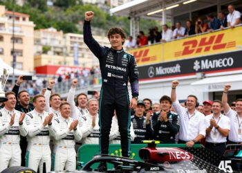 antonelli pakt record hamilton met dominante zege
