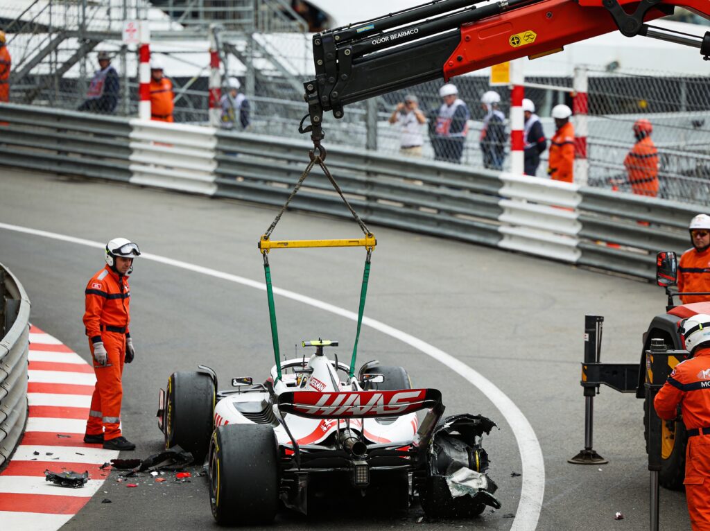 bearman crasht zwaar in monaco kwalificatie in gev