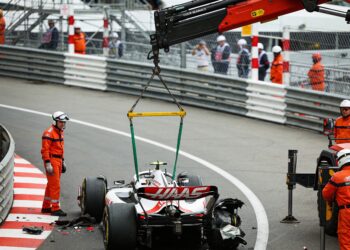 bearman crasht zwaar in monaco kwalificatie in gev