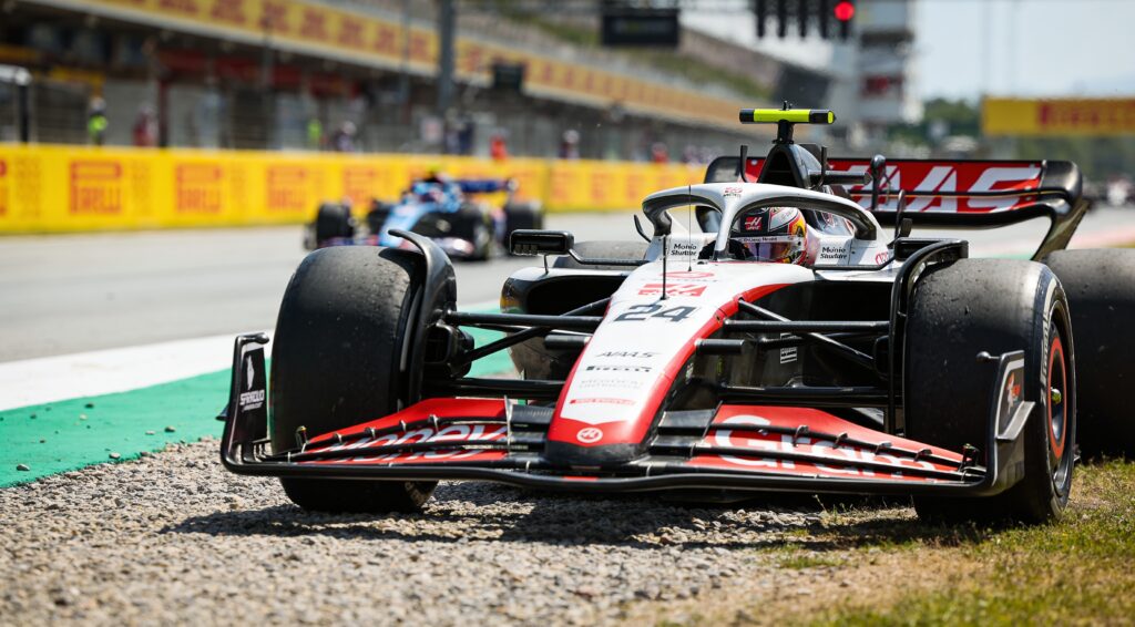 bizar opgeworpen steen schakelt hulkenberg uit in