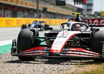 bizar opgeworpen steen schakelt hulkenberg uit in