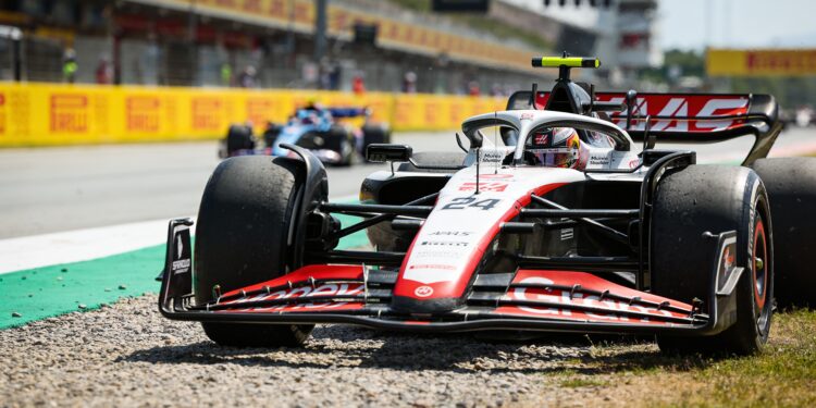 Bizar: opgeworpen steen schakelt Hülkenberg uit in Barcelona 1 bizar opgeworpen steen schakelt hulkenberg uit in