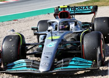 bottas ontsnapt aan crash na falen rempedaal tijde
