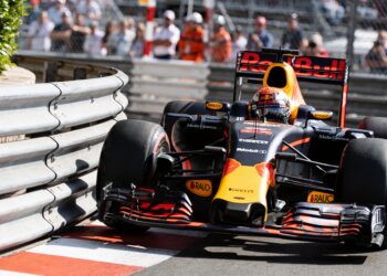 button verstappen en mercedes bedreigen ferrari in