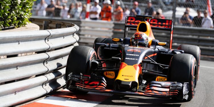 button verstappen en mercedes bedreigen ferrari in