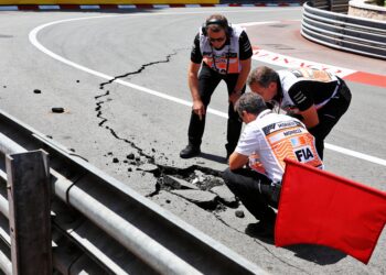 chaos in monaco race stilgelegd door opbrekend asf