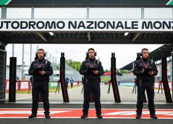 chaos op monza coureurs geschorst na vechtpartij m