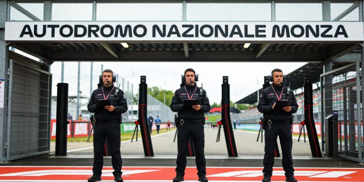 chaos op monza coureurs geschorst na vechtpartij m
