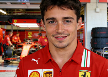 charles leclerc verbindt toekomst aan ferrari met