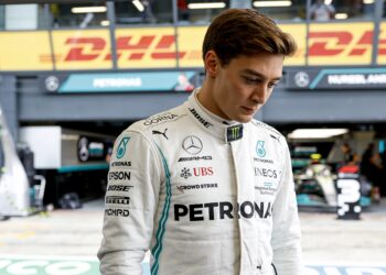 coulthard russell maakt comeback en wint in barcel