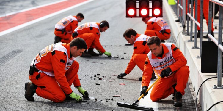 De rode vlag in F1: wanneer en waarom de actie stilvalt 1 de rode vlag in f1 wanneer en waarom de actie stil