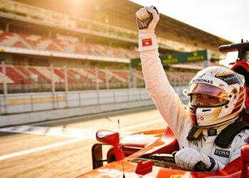 eerste ferrari winst hamilton wakkert titelkansen