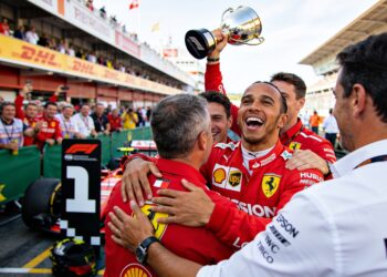 eerste ferrari zege hamilton leidt tot viraal huwe