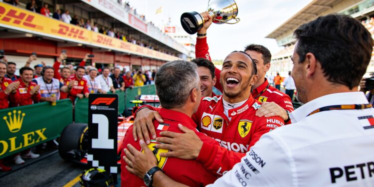 eerste ferrari zege hamilton leidt tot viraal huwe