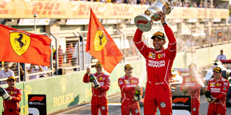 eerste ferrari zege hamilton ontketent volksfeest