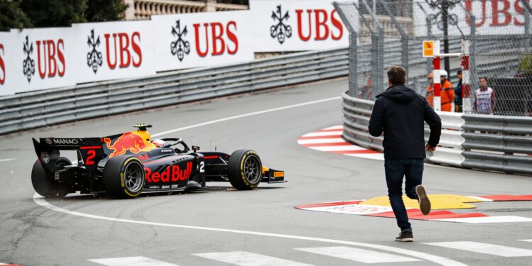 Enorme schok in Monaco: man rent circuit op tijdens F2-race 1 enorme schok in monaco man rent circuit op tijdens