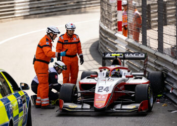 f3 coureur benevides breekt drie wervels bij zware
