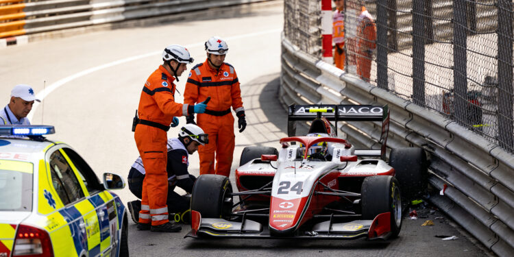 f3 coureur benevides breekt drie wervels bij zware