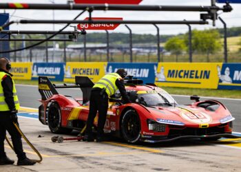 ferrari 50 valt uit in le mans door technisch prob