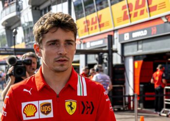 ferrari blunder leclerc verschijnt in kit van hami