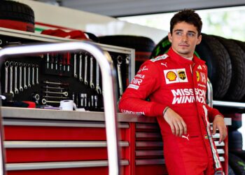 ferrari legt charles leclerc voor meerdere seizoen
